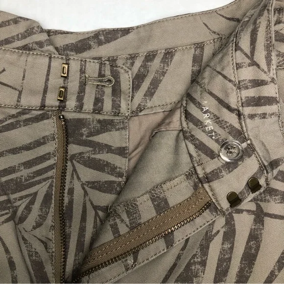 ⭐️NEW⭐️White House Black Market (WHBM) High Rise Bamboo Print Shorts - Picture 7 of 9